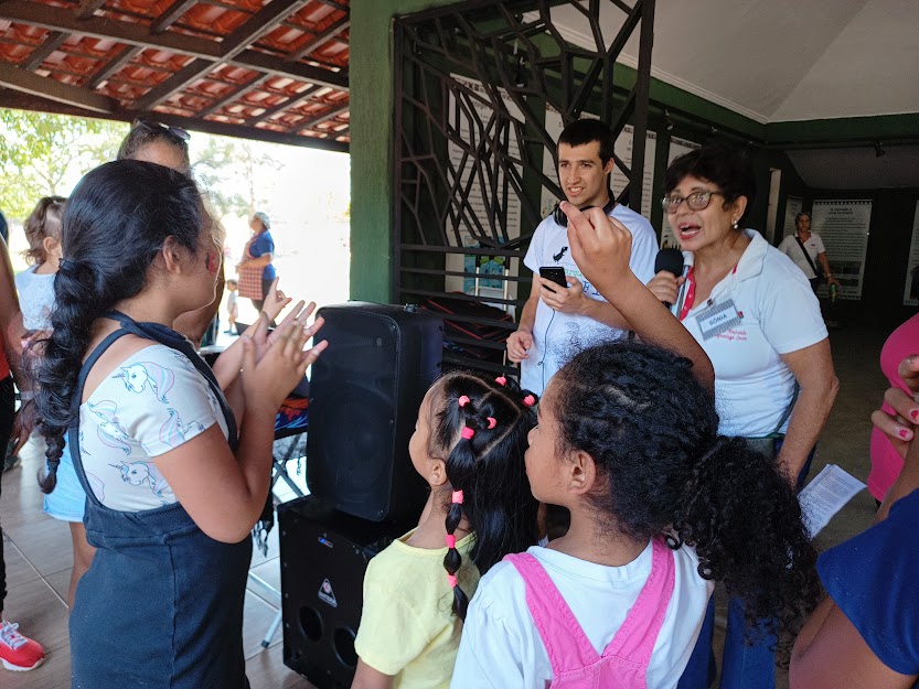 Momento de sorteio de presentes para as crianças da Associação Maria de Nazaré e do Projeto Sirva com Amor e Educação