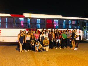 Ônibus cedido pelo Corpo de Bombeiros para levar as mulheres assistidas pelo projeto ao Teatro.